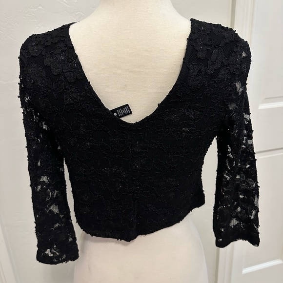 AQUA stretch Lace Plunging Neck Scallop Trim Crop Top with long sleeves black - Picture 2 of 7